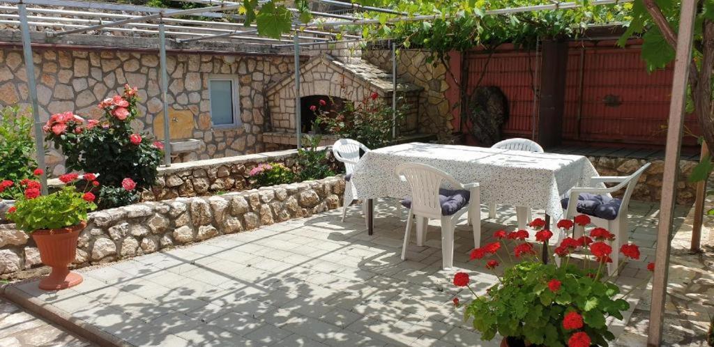 Apartments Roses Dobrinj Екстериор снимка