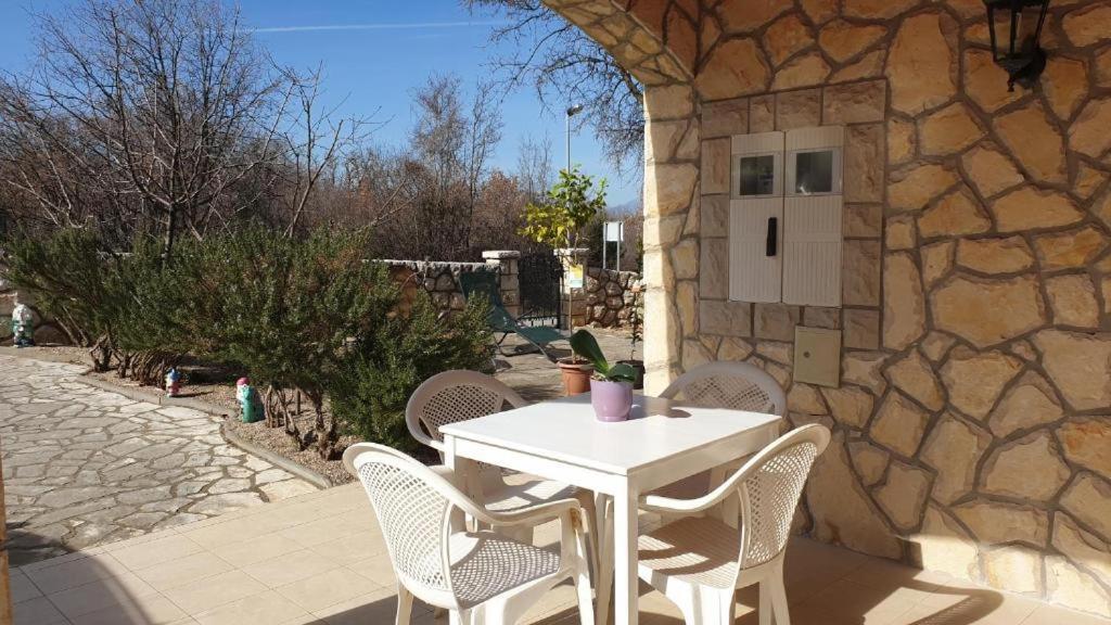 Apartments Roses Dobrinj Екстериор снимка