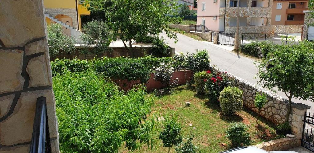 Apartments Roses Dobrinj Екстериор снимка