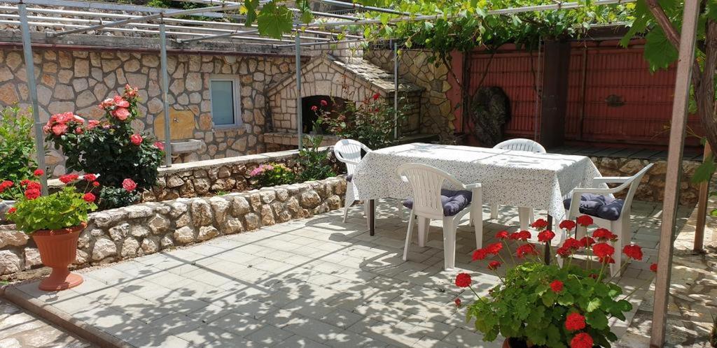 Apartments Roses Dobrinj Екстериор снимка
