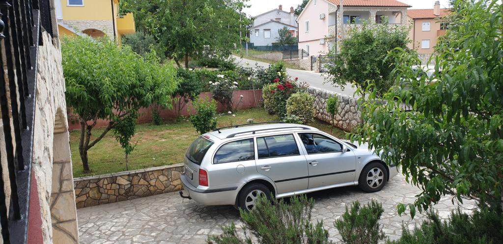 Apartments Roses Dobrinj Екстериор снимка