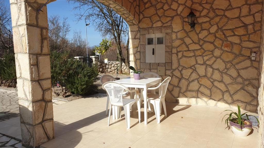 Apartments Roses Dobrinj Екстериор снимка